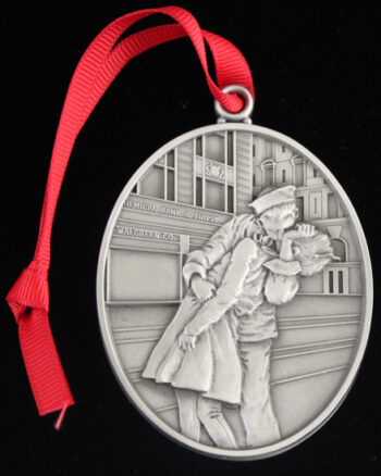 Ornament locket with a couple kissing image